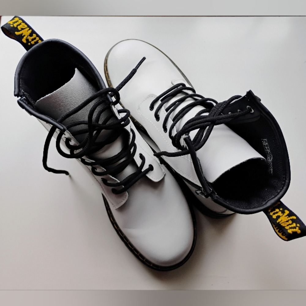 Dr. Martens ZAVALAY White Leather Boots with Black Details WOMEN'S SIZE 7 US 🆕 - Picture 3 of 9